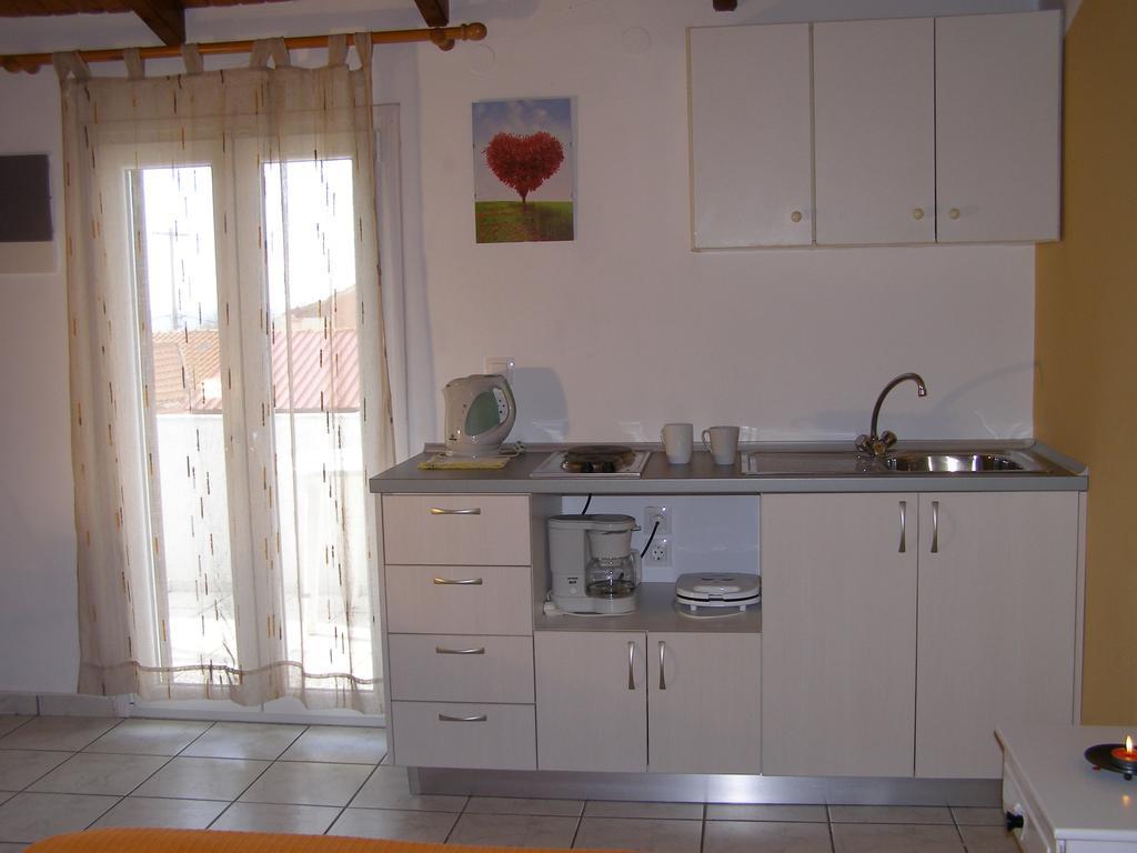 Nikis Apartments Agios Gordios  Rum bild
